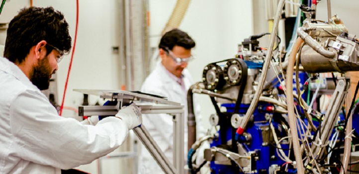 Ph.D. student Eshan Singh working on the KAUST pre-ignition engine.