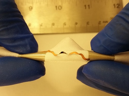 KAUST researchers have developed the first-ever flexible, stretchable antenna for wearable electronics that can operate at a single continuous frequency over distances of up to 394 meters.