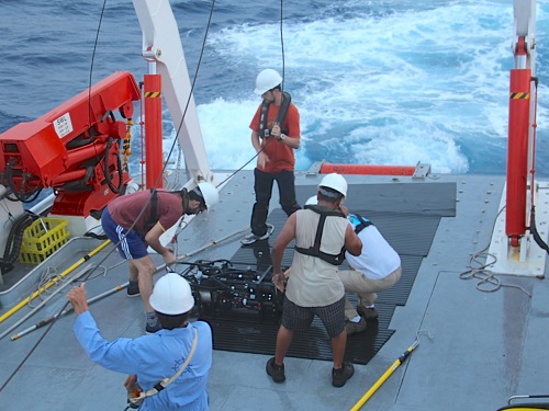 The oceanographic research considers the physical variables of the region; monitoring ocean currents, the atmosphere, and changes in the environment.