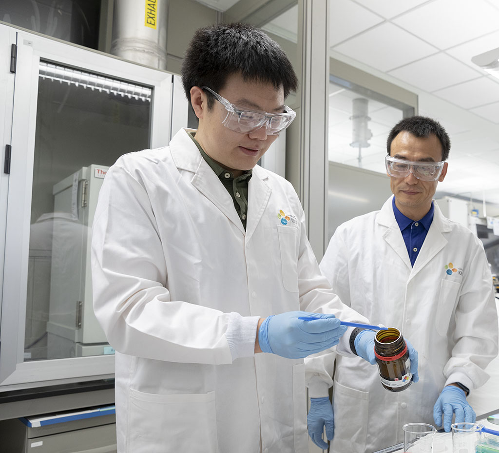 Renyuan Li (left) and Peng Wang make a hydrogel in the lab.