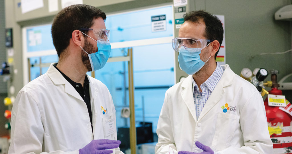 Diego Mateo (left) and Jorge Gascon aim to use their approach to produce other valuable chemicals, such as methanol, using light energy.